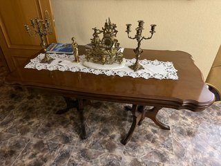 Mesa de comedor y mueble y sillas