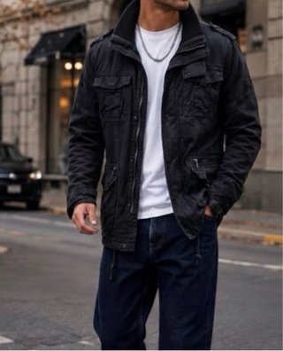 Chaquetón negro de estilo militar con cuello alto⁠