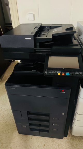 Muebles, sillas y impresoras de oficina
