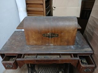 Máquina de coser antigua singer con mueble
