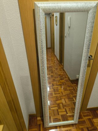 Espejo de Pared con Marco Plateado