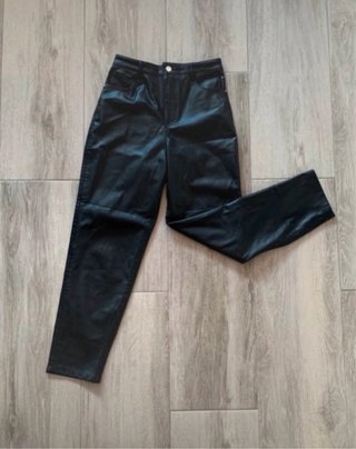 Pantalones efecto piel Zara