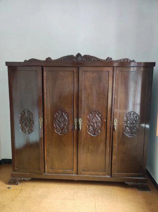 Armario clásico antiguo.