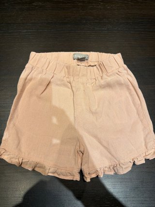 Pantalón corto rosa con volantes