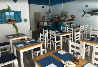Tavoli, sedie, sgabelli in legno. Bar, ristorante