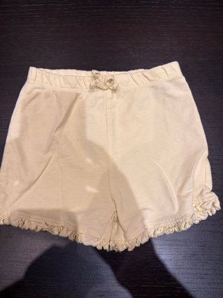 Pantalón corto amarillo con volantes