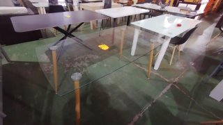 Mesa de Cristal con Patas de Madera