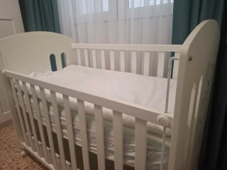 Cuna de madera blanca Micuna