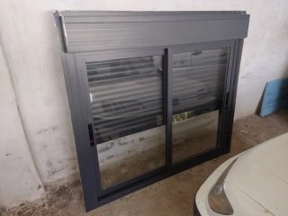 Ventana Corredera Antracita con Persiana