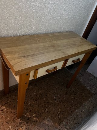Mesa de cocina con dos taburetes