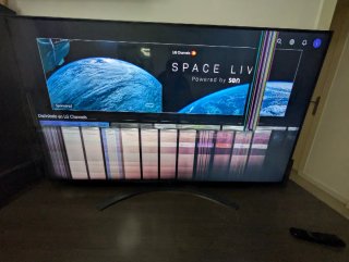 TV LG con pantalla dañada de 65"