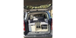 Sofá cama camper con mesa y hueco nevera para furg