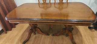 Mesa de Comedor Clásica de Madera