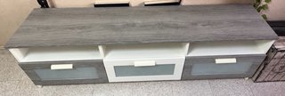 Mueble de televisión gris y blanco