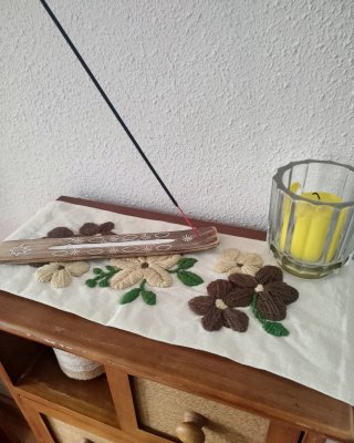 Tapete de mesa con bordado floral