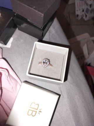 Anillo con piedra en forma de lágrima