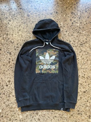 Sudadera Adidas con estampado militar