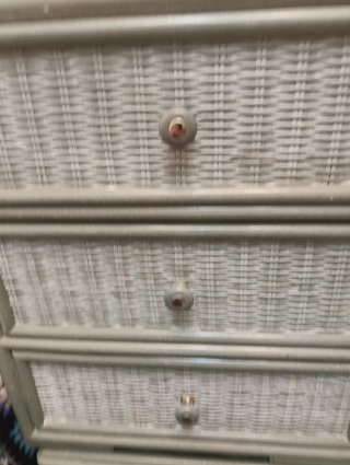 Mesita de dormitorio de ratán