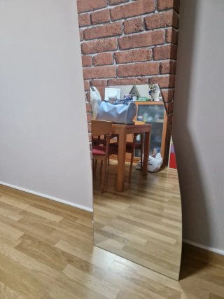Espejo de pie con forma irregular