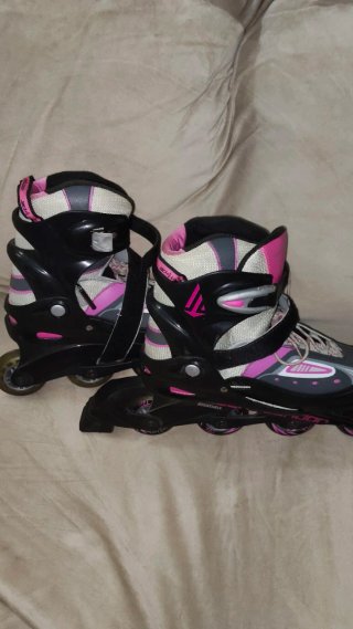 Patinetes en línea negro y rosa