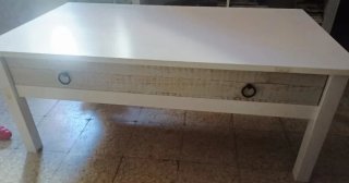 Mesa de salón blanca con cajón