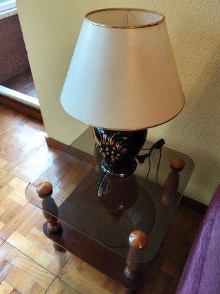 Mesa auxiliar con lámpara