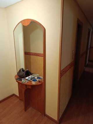 Recibidor con espejo de madera