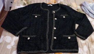 Chaqueta Negra con Detalles Dorados