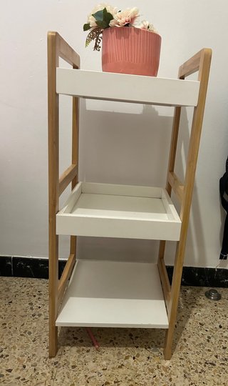 Estantería de madera y baldas blancas