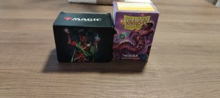 Cartas Magic: The Gathering y otro mazo