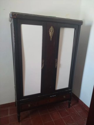 Armario antiguo de madera