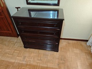 Cómoda de Madera Oscura