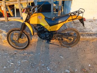 Moto Suzuki Off-Road Amarilla
