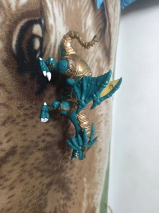 Figura de Dragón Verde y Dorado