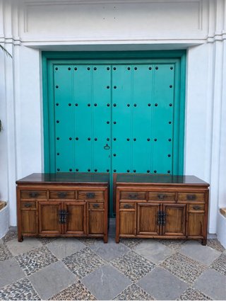 Par de aparadores bajos de madera
