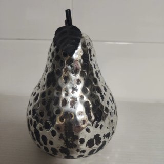 Pera Decorativa de Metal Martillado Plateado
