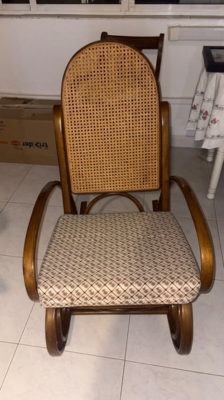 Mecedora antigua de madera