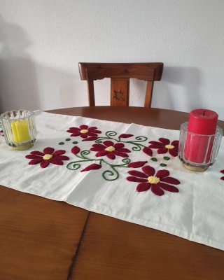 Tapete de Mesa con Bordado Artesanal