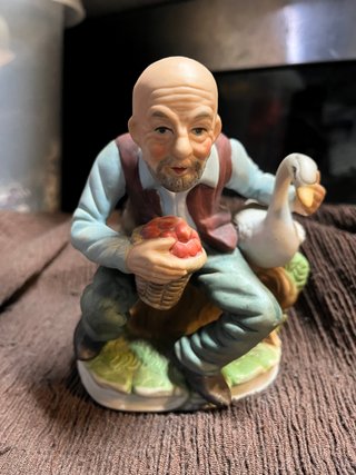 Figura cerámica de anciano con ganso y cesta