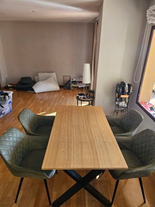 Mesa de comedor efecto roble con 4 sillas