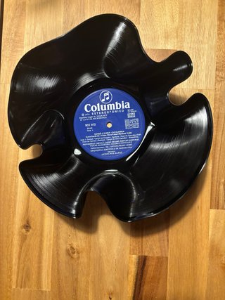 Cuenco decorativo hecho con disco de vinilo