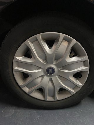 Llantas de 17 pulgadas con tapacubos Ford