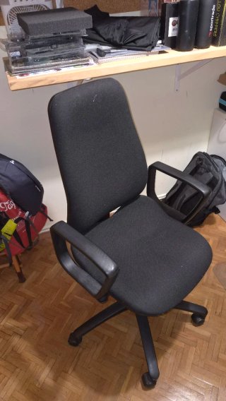 Silla de oficina negra