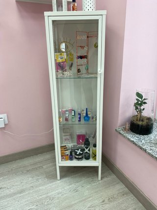 Vitrina Blanca con Puerta de Cristal (2 und)