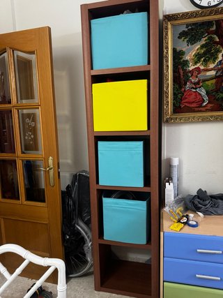 Estantería IKEA con cubos de almacenaje