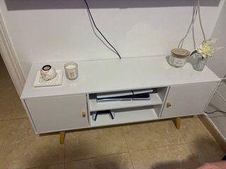 Mueble de salón blanco con patas de madera