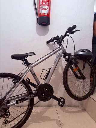 Bicicleta de Montaña Rockrider con Casco