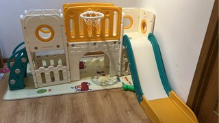 Parque Infantil con Tobogán y Canasta