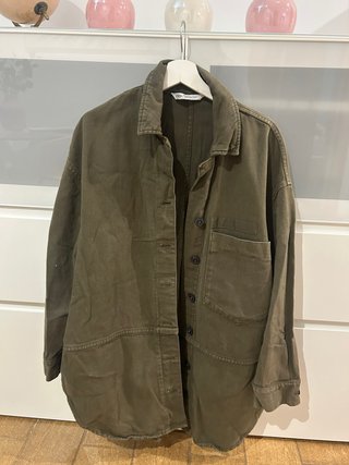 Sobrecamisa Zara Verde Militar da bastante talla