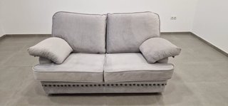 Elegante sofá gris de 2 plazas con tachuelas